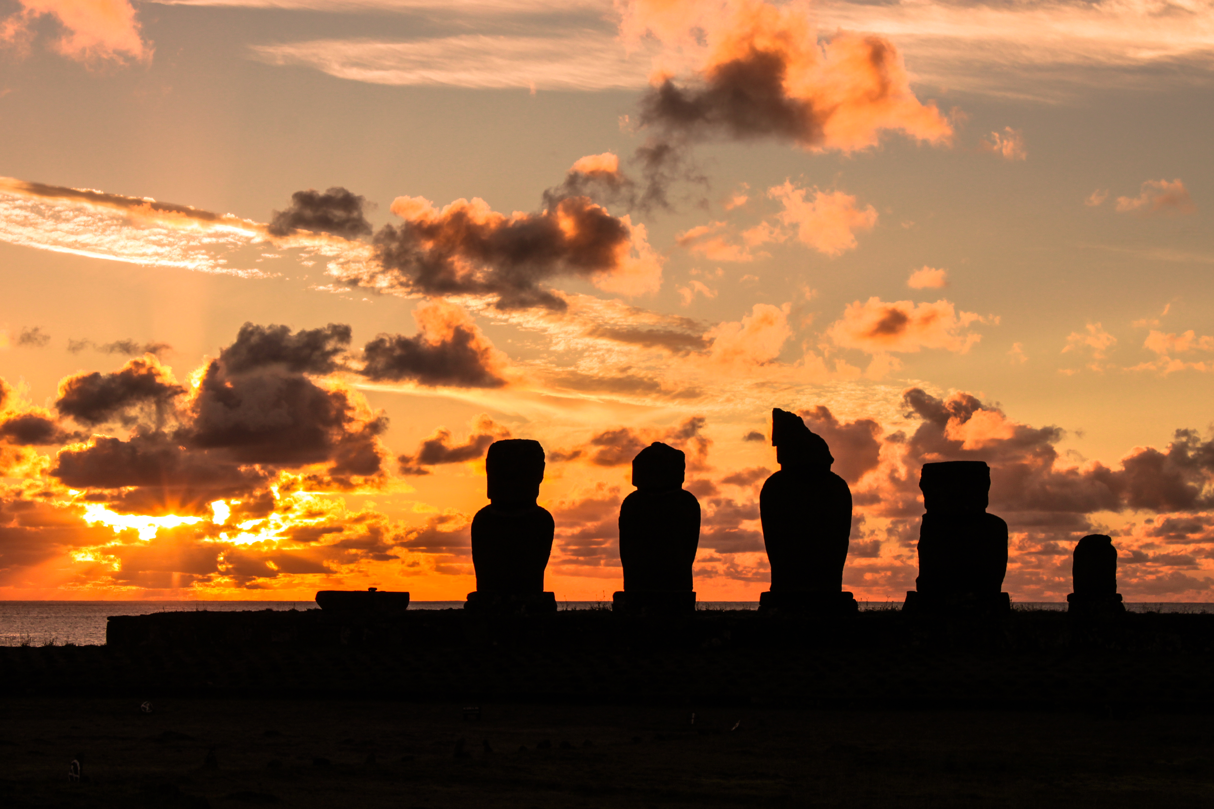 Isla de Pascua. Puesta de sol en el Ahu Tahai